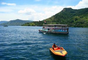 hariansib_Perkenalkan-Danau-Toba-Ke-Dunia-DR-TB-Silalahi-Liris-Film----Toba-Dreams--